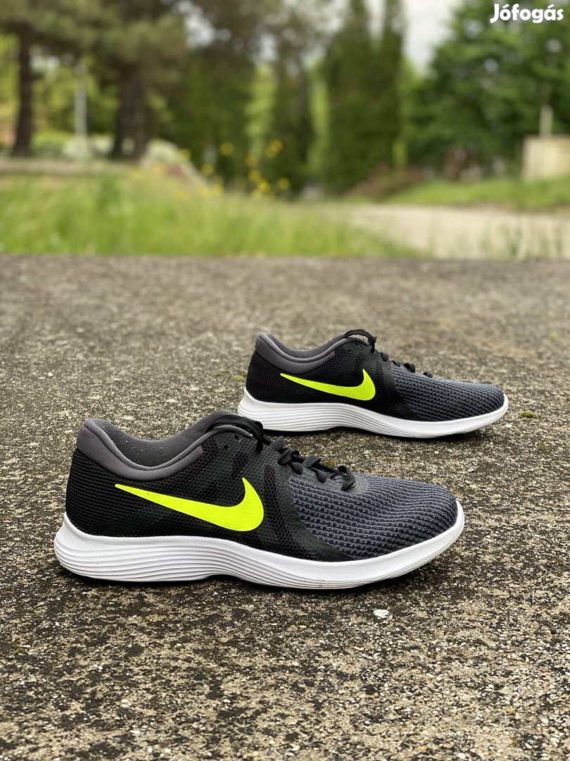 Nike Revolution 4 futócipő (42,5)