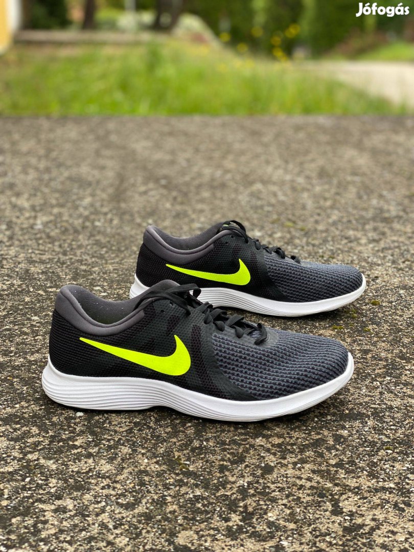 Nike Revolution 4 futócipő (42,5-ös)