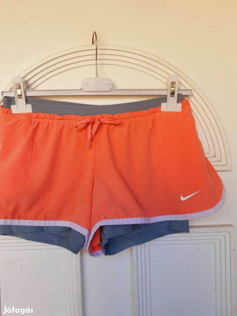 Nike S-es barack szinű női rövidnadrág