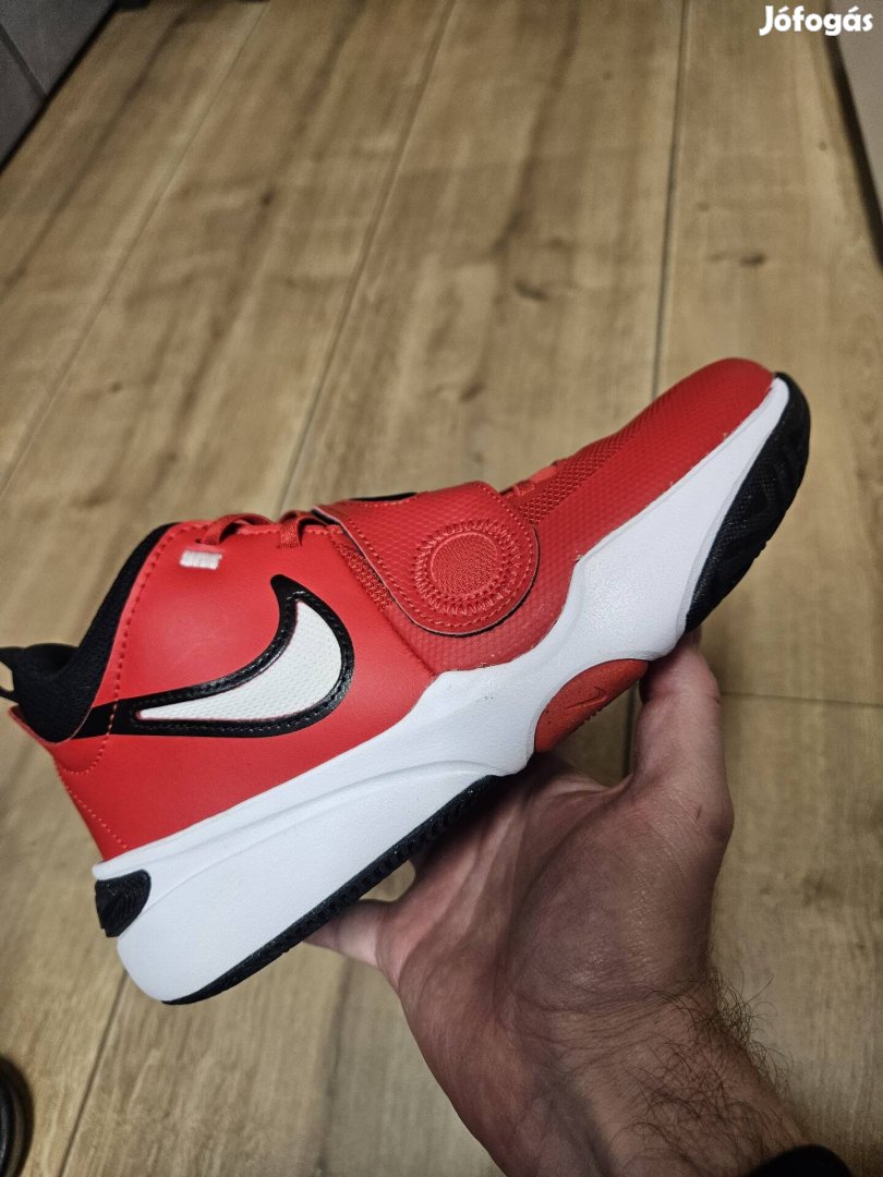 Nike Team Hustle gyerek kosaras cipő 38.5
