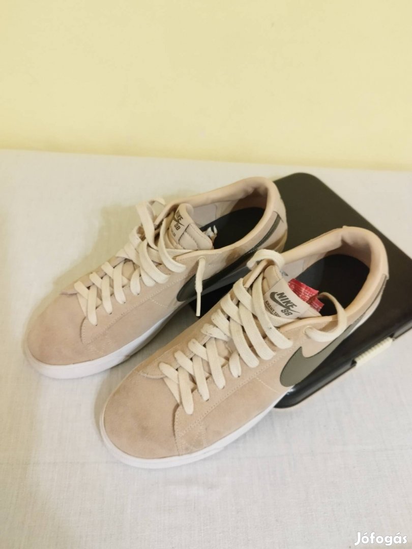 Nike cipő bézs