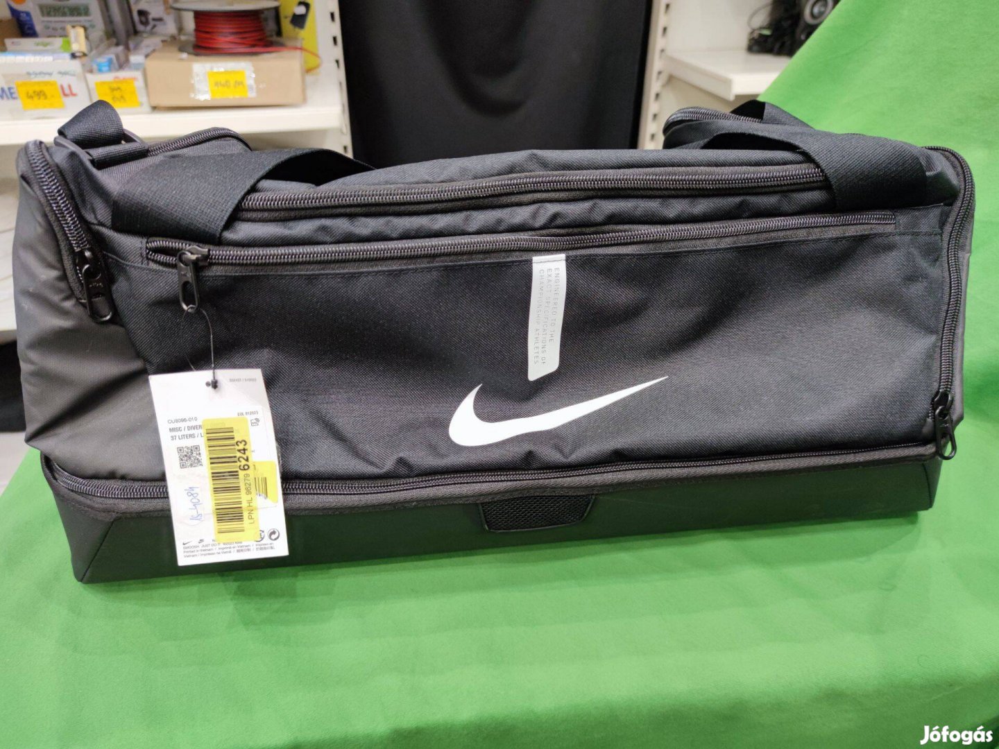 Nike cipőtartós sporttáska 37 literes cu8096-010