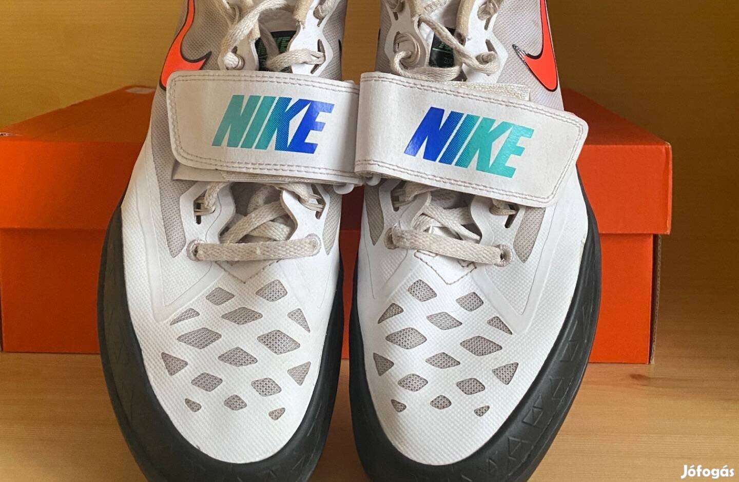Nike dobó cipő
