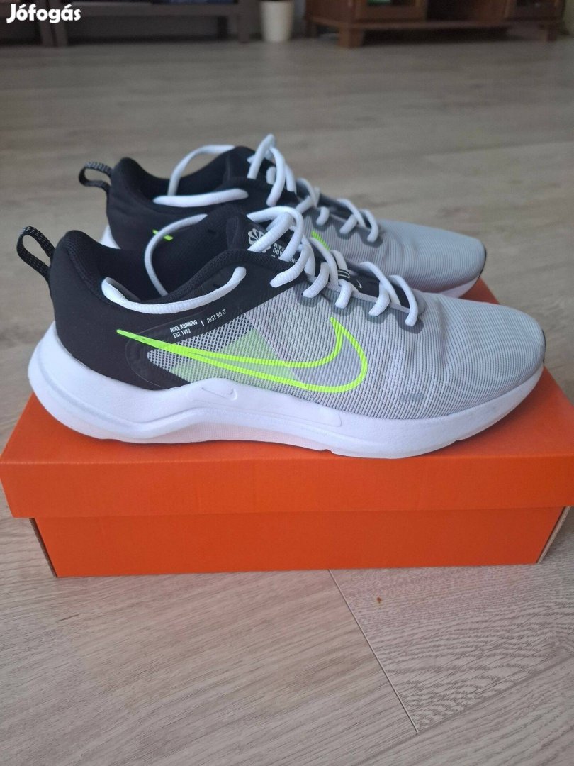 Nike edzőcipő, sportcipő, futócipő, újszerű állapotban!