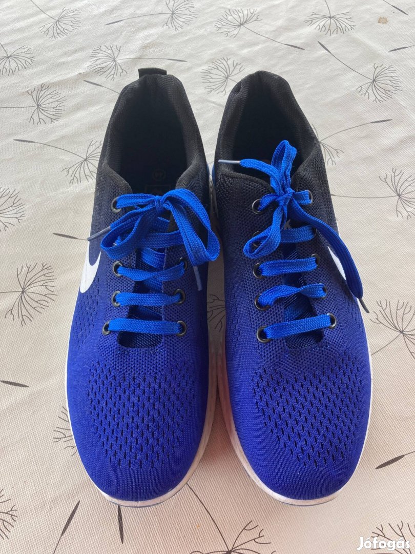 Nike feliratos tornacipő 44