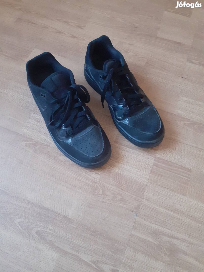 Nike férfi fekete sportcipő 44es méretben,újszerű állapotban