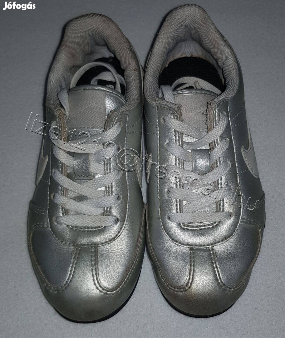 Nike gyerek cipő ezüst színű