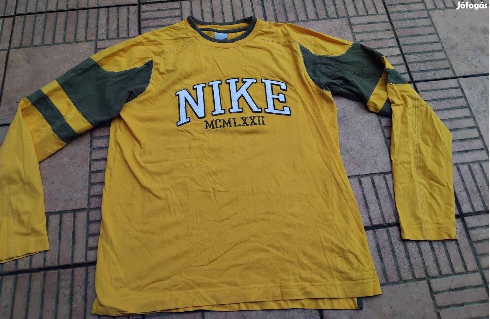 Nike hímzett pulóver XL
