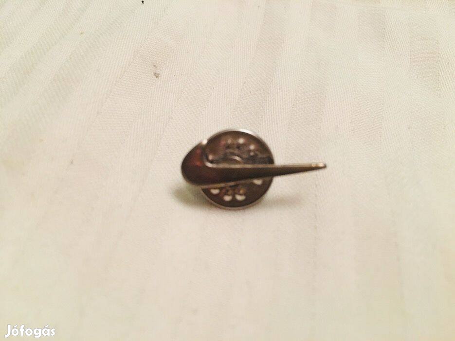 Nike kitűző, pipa formájú