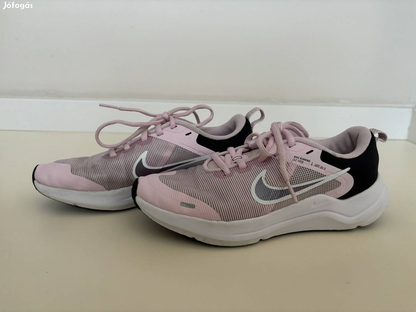 Nike lány edzőcipő (35-ös méret)