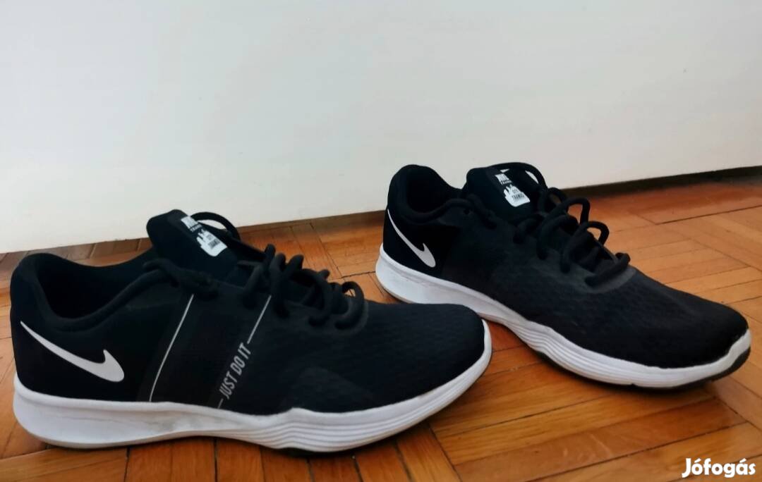 Nike márkájú cipő 