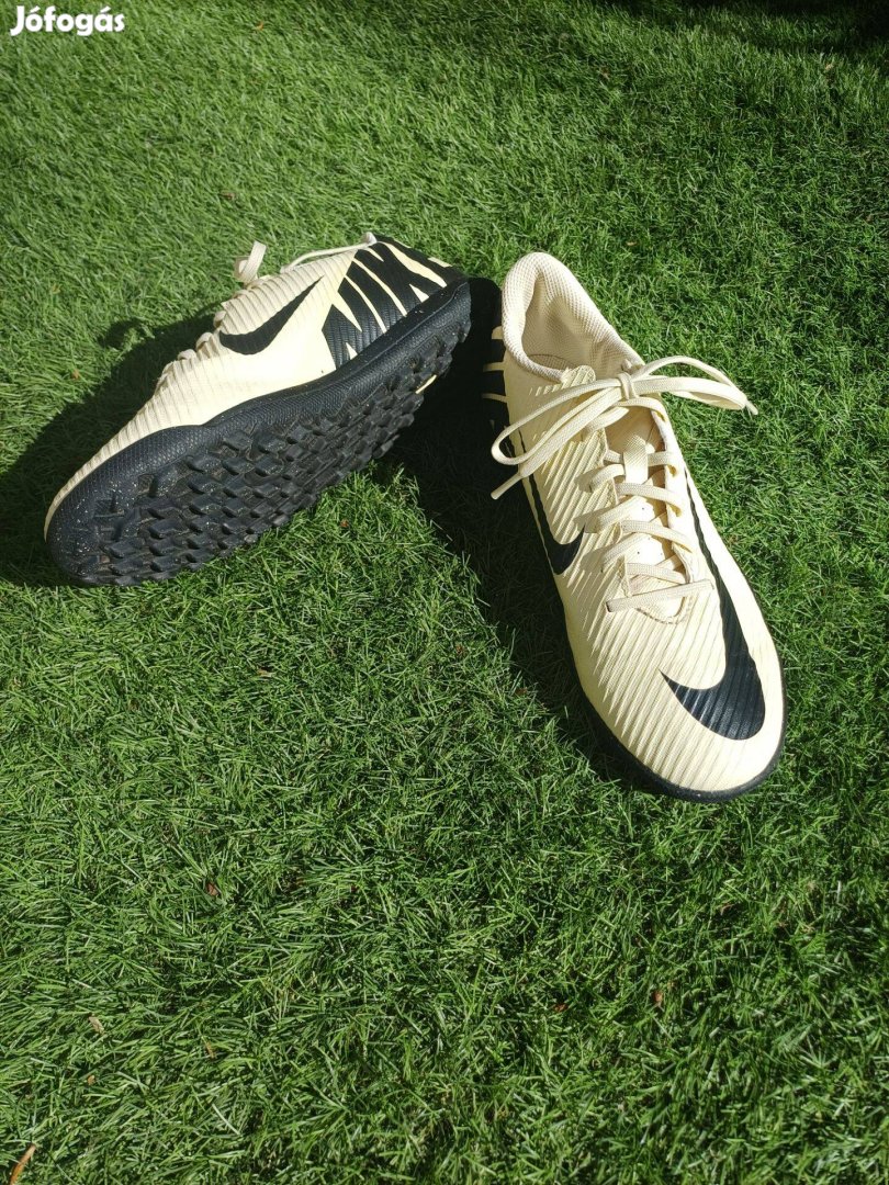 Nike műfüves focicipő 40-es