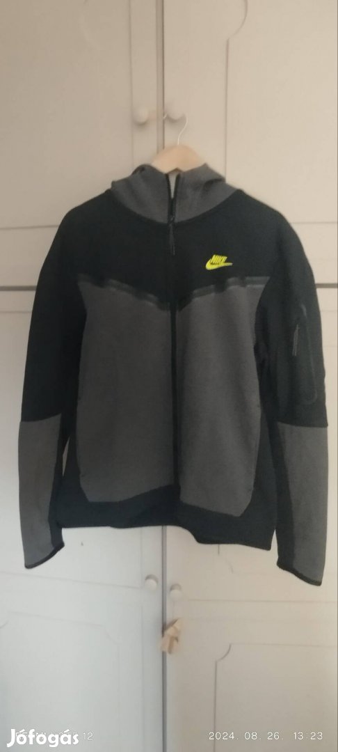 Nike tech fleece L