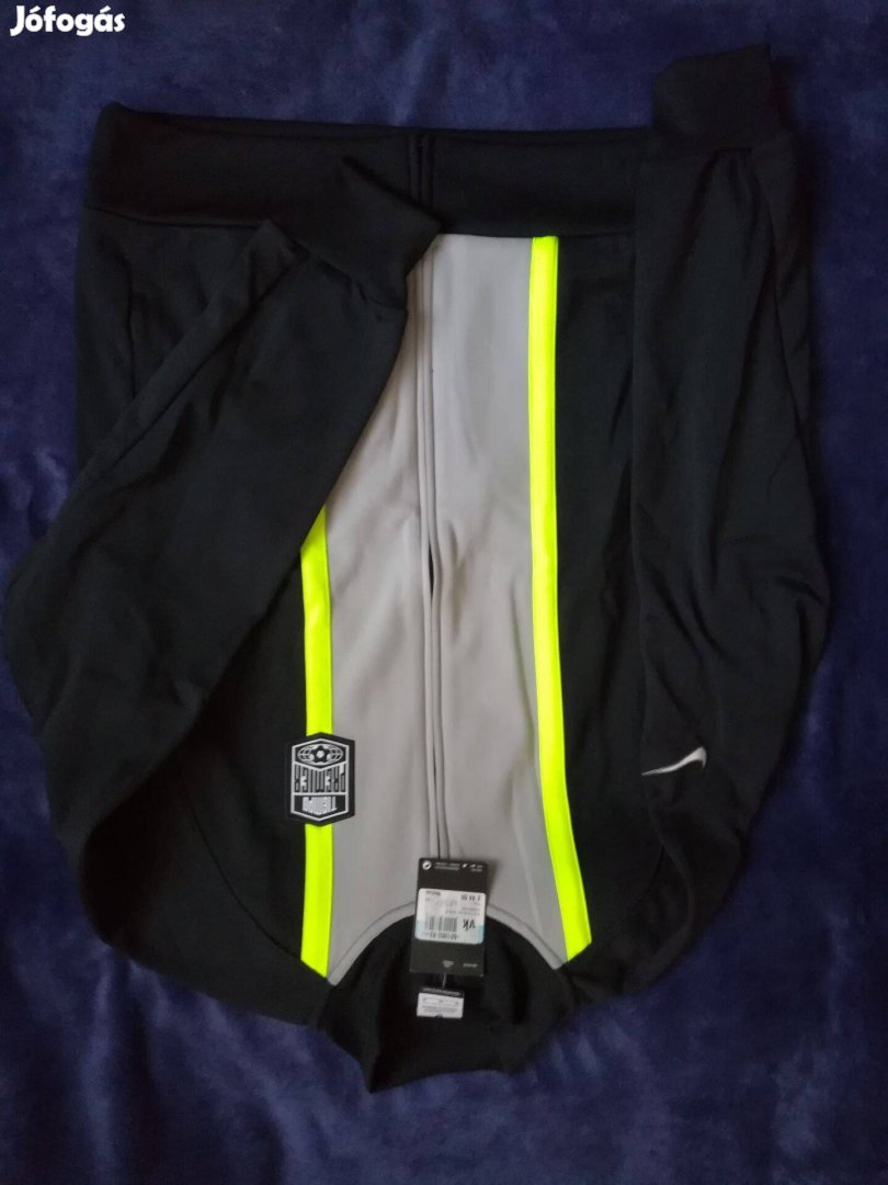 Nike új eredeti pulóver eladó m-es méretben.Hossz: 66 cm (válltól mérv