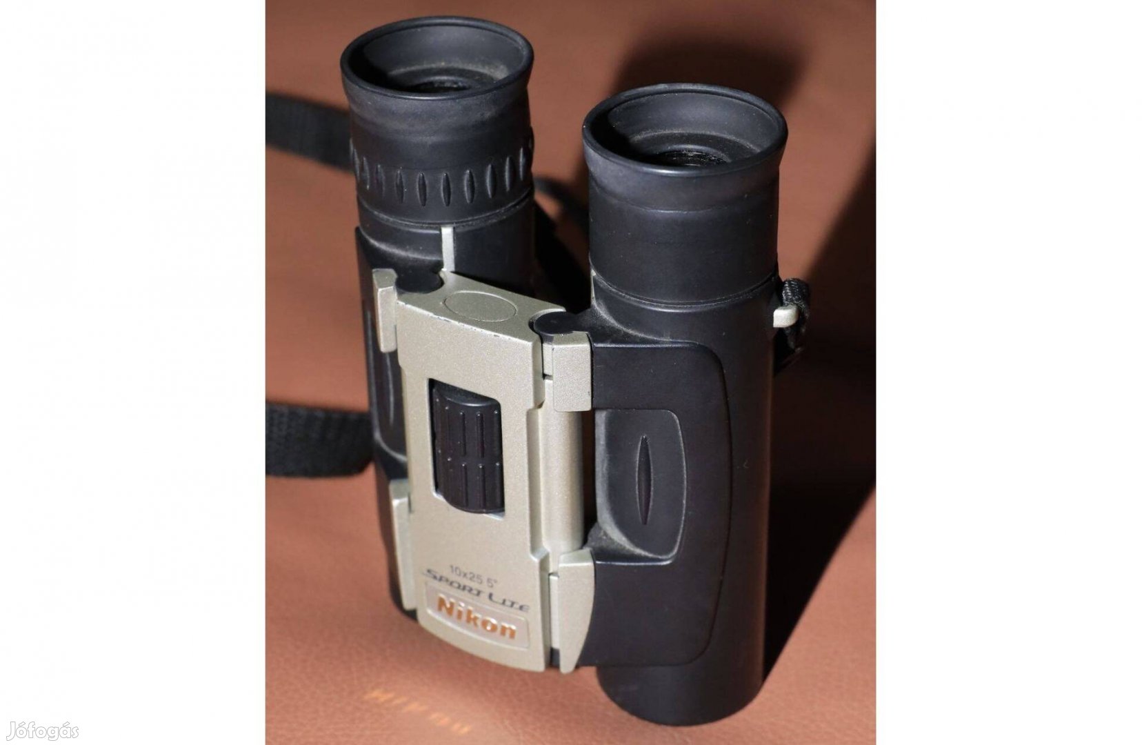 Nikon 10x25 Sport Lite távcső nyaklóval, tok nélkül
