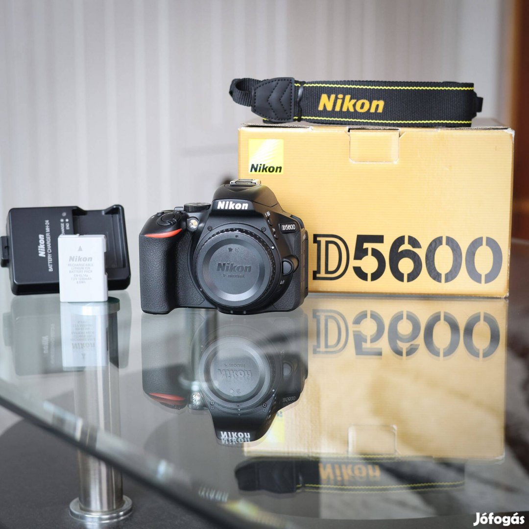 Nikon D5600 újszerű, csak 328 expó!