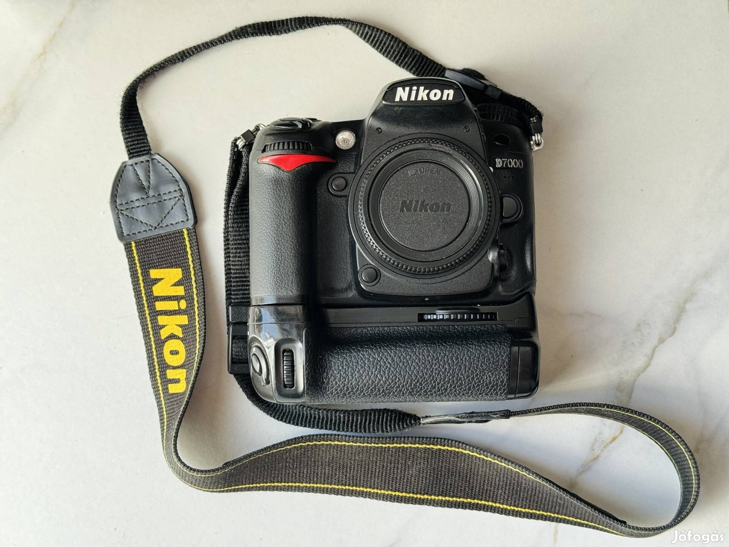 Nikon d7000 váz portré markolattal és Nikon táskával