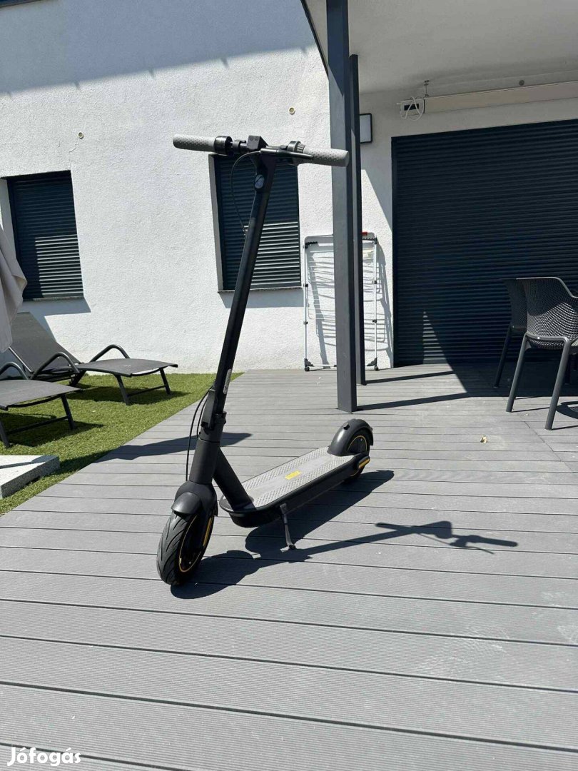 Ninebot Kickscooter elektromos roller Max G30P / 30 km/h 350W