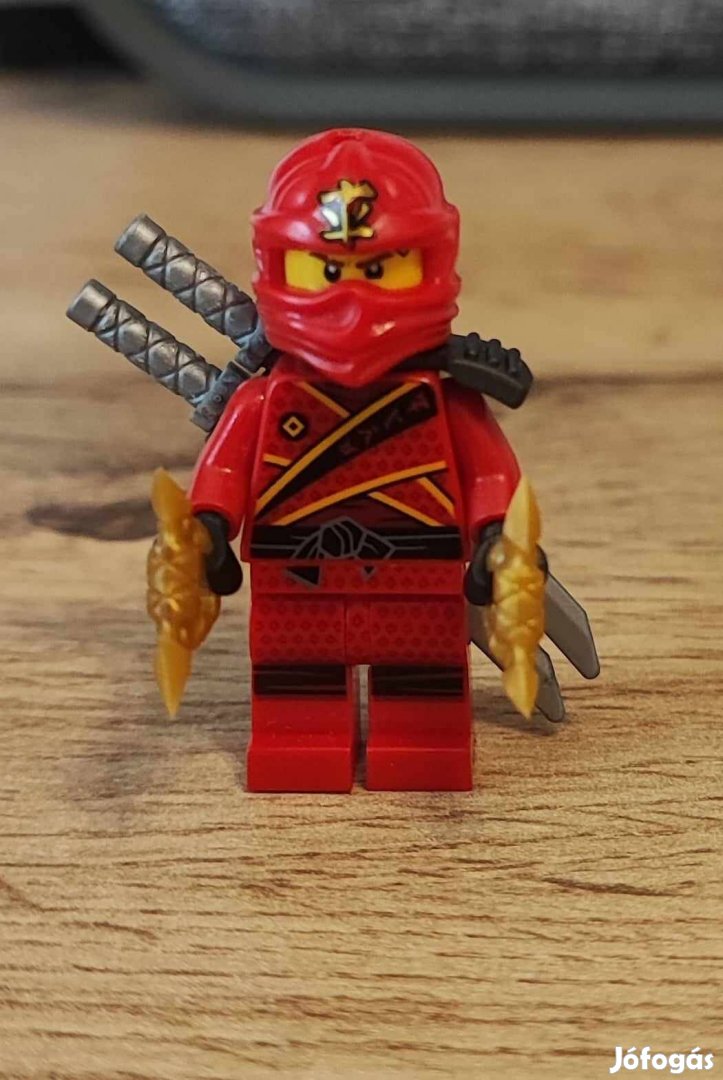 Ninjago Piros Ninja karddal és dobócsillaggal