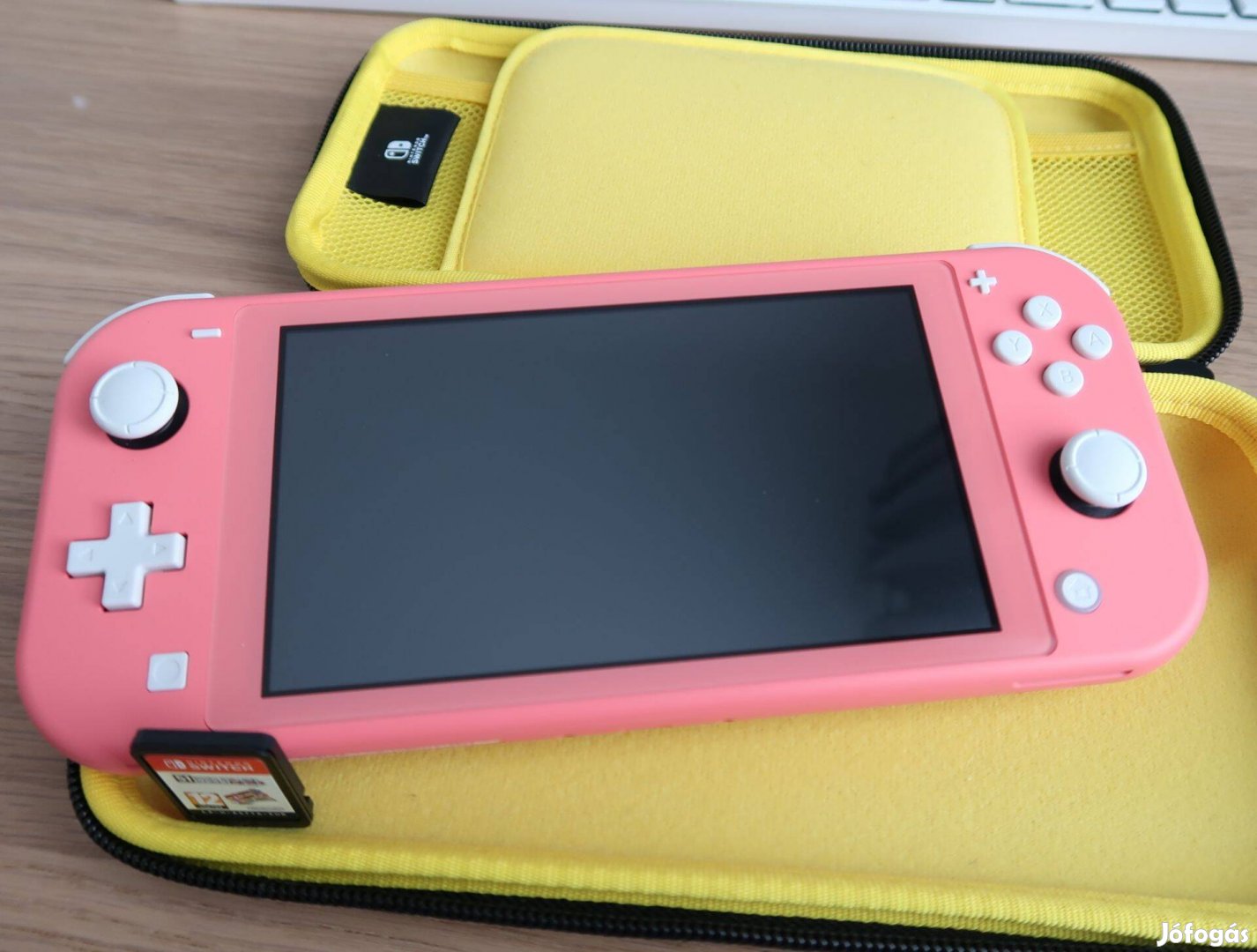 Nintendo Switch Lite (Korall) + ajándék játékkártya és tartó