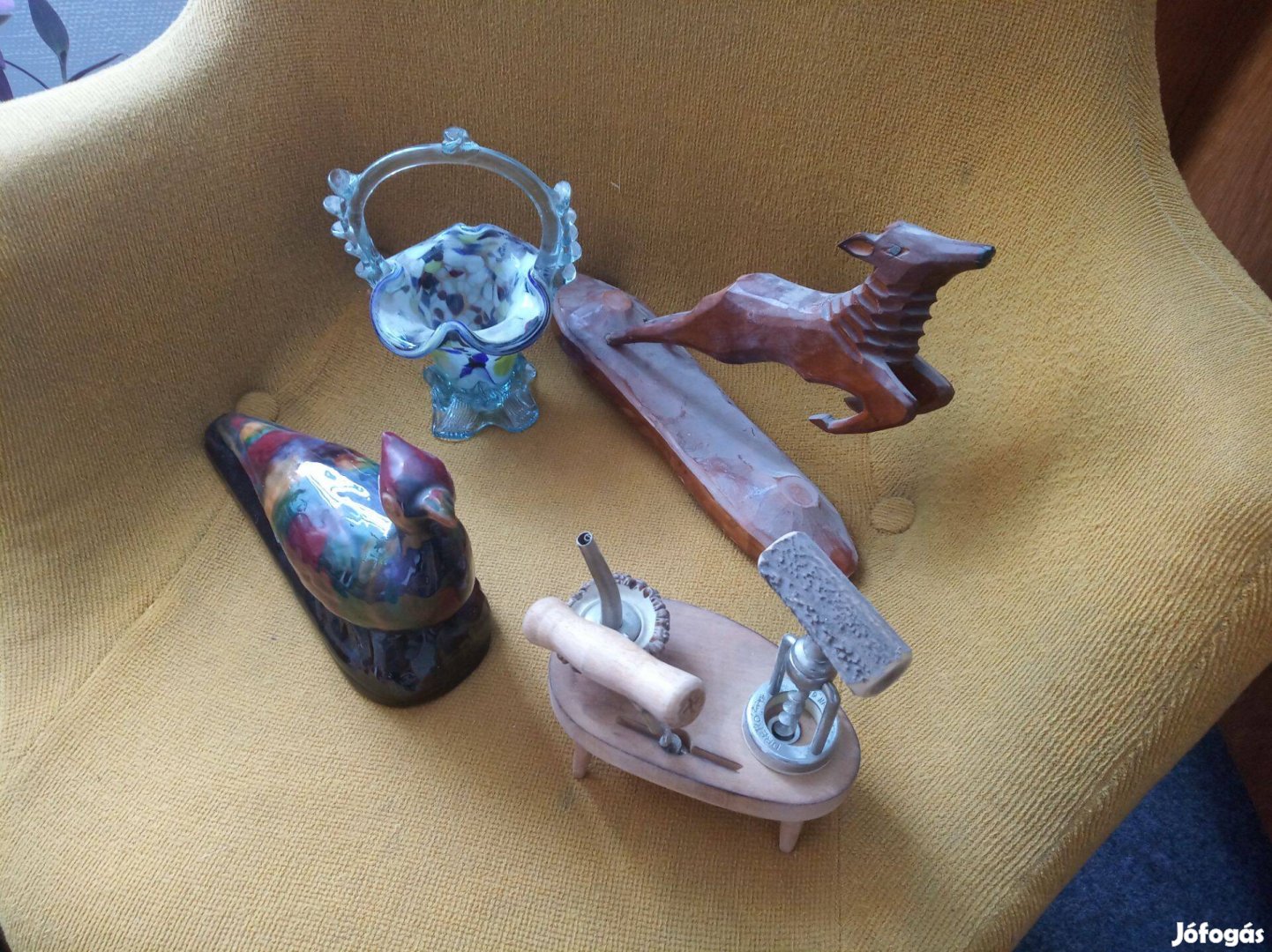 Nippek régi kerámia, üveg és fa dísztárgyak egyben