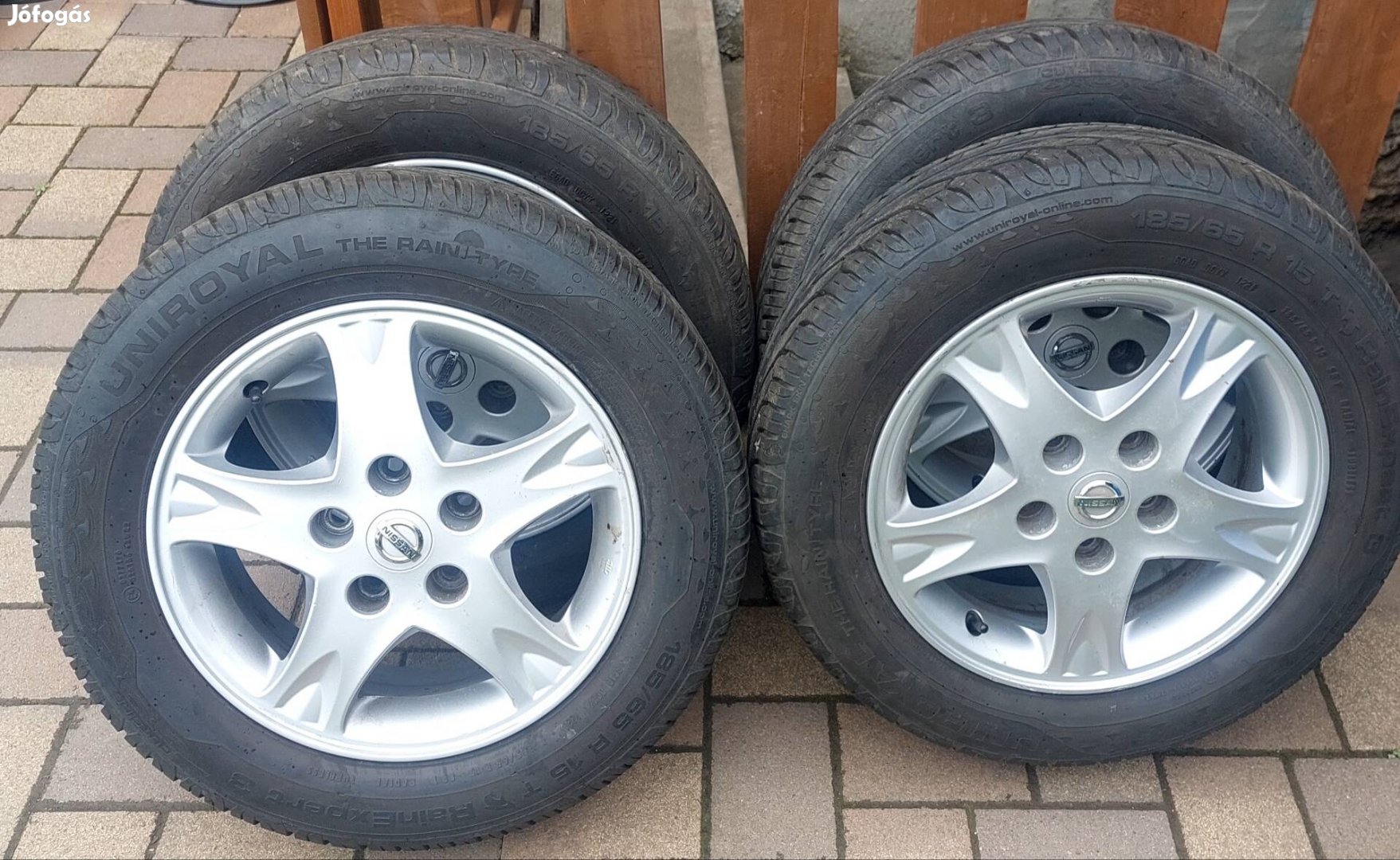 Nissan Alufelni nyári gumikkal