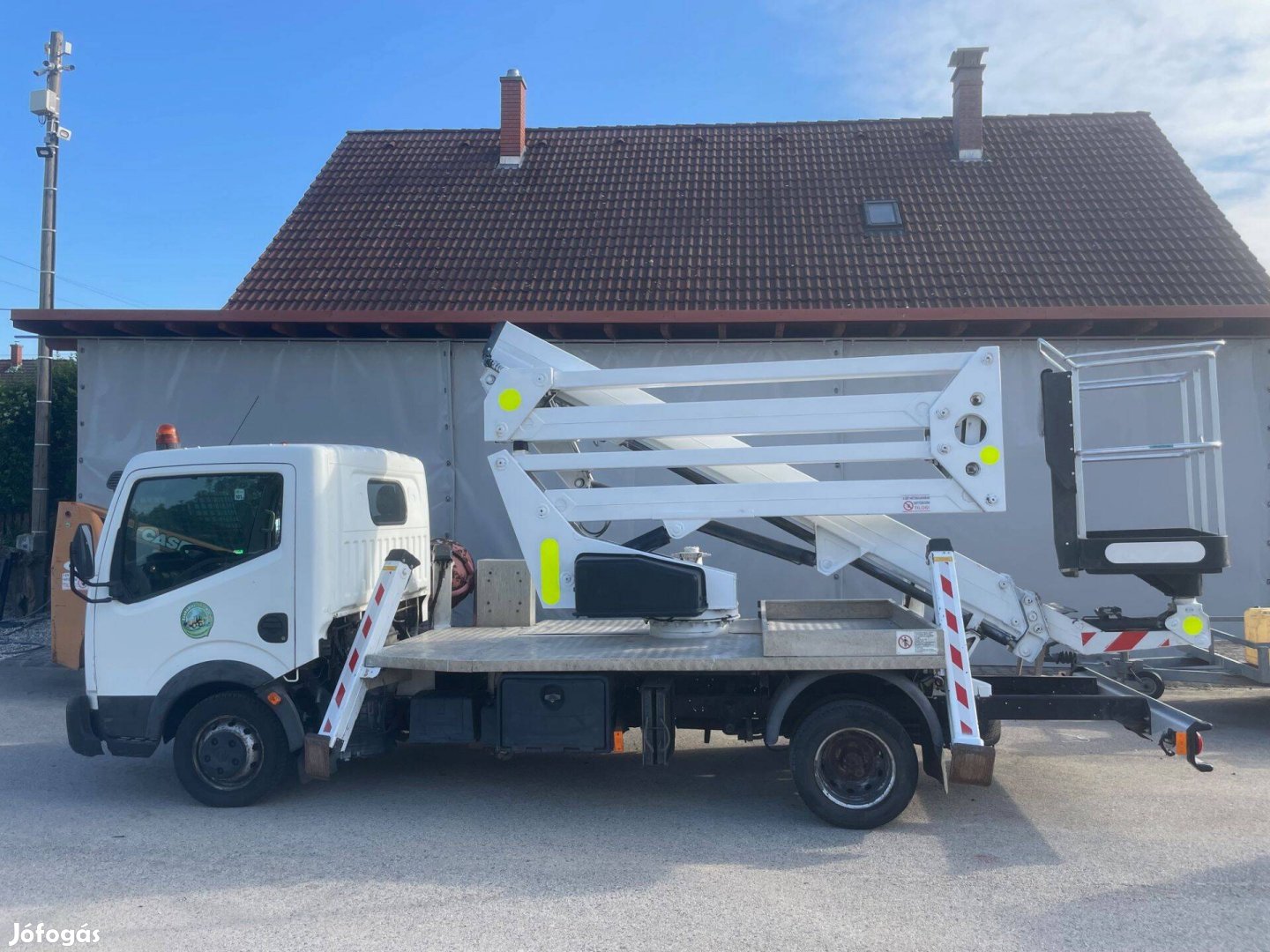 Nissan Cabstar emelőkosras gépkocsi eladó