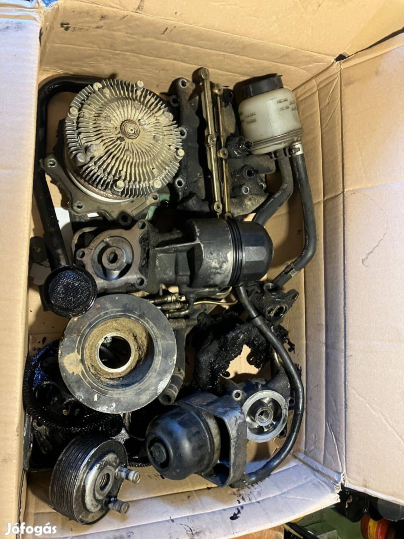 Nissan D22 motor alkatrészek