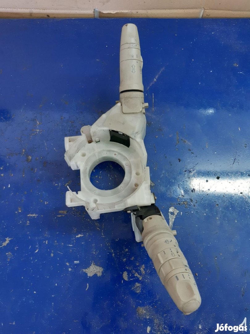 Nissan Micra Bajuszkapcsoló