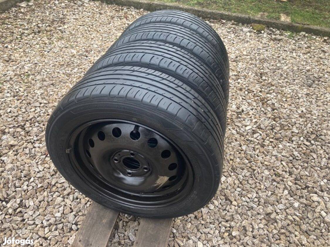 Nissan Micra kerekek 175/60 R15 gumikkal