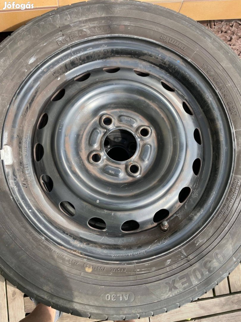 Nissan Micra lemezfelnis kerekei 4x100 osztóra 14" méretben