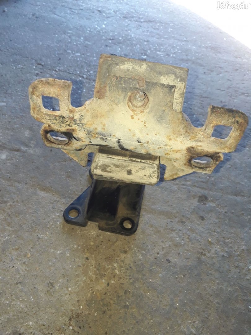 Nissan Navara D40 Bal Motortartó Bak