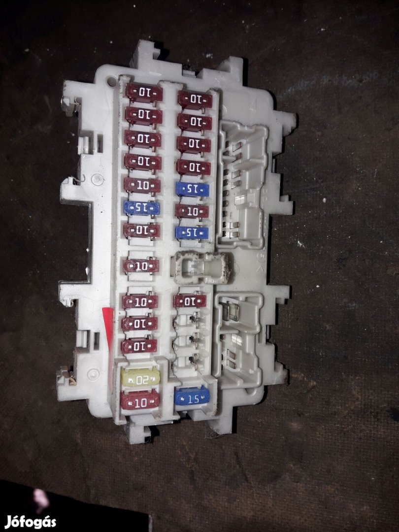 Nissan Navara D40 Biztosítéktábla Relé Tábla