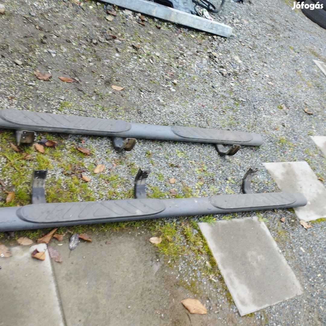 Nissan Navara küszöbfellépő