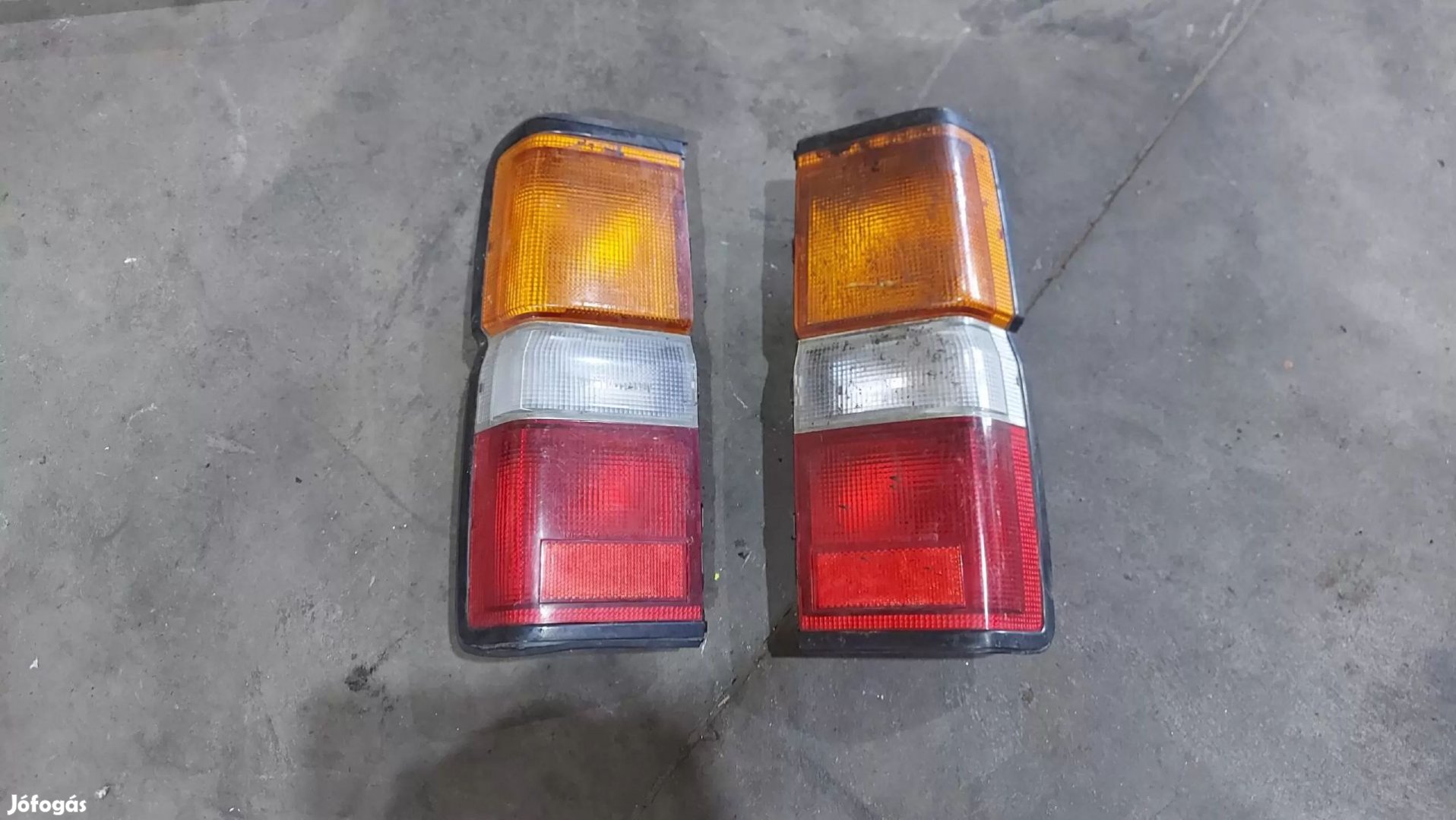 Nissan Terrano WD21 87- Bal jobb hátsó lámpa fényszóró