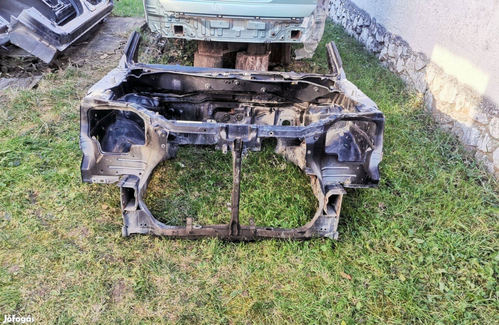 Nissan X-Trail T30 homlokfal (zárhíd) 2001-2007ig