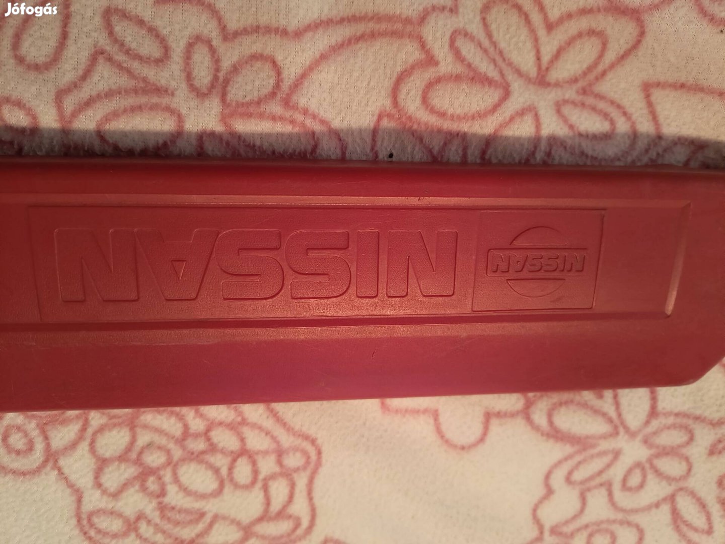Nissan elakadásjelző háromszög