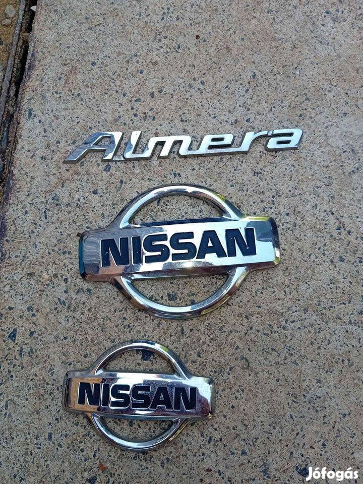 Nissan emblémák