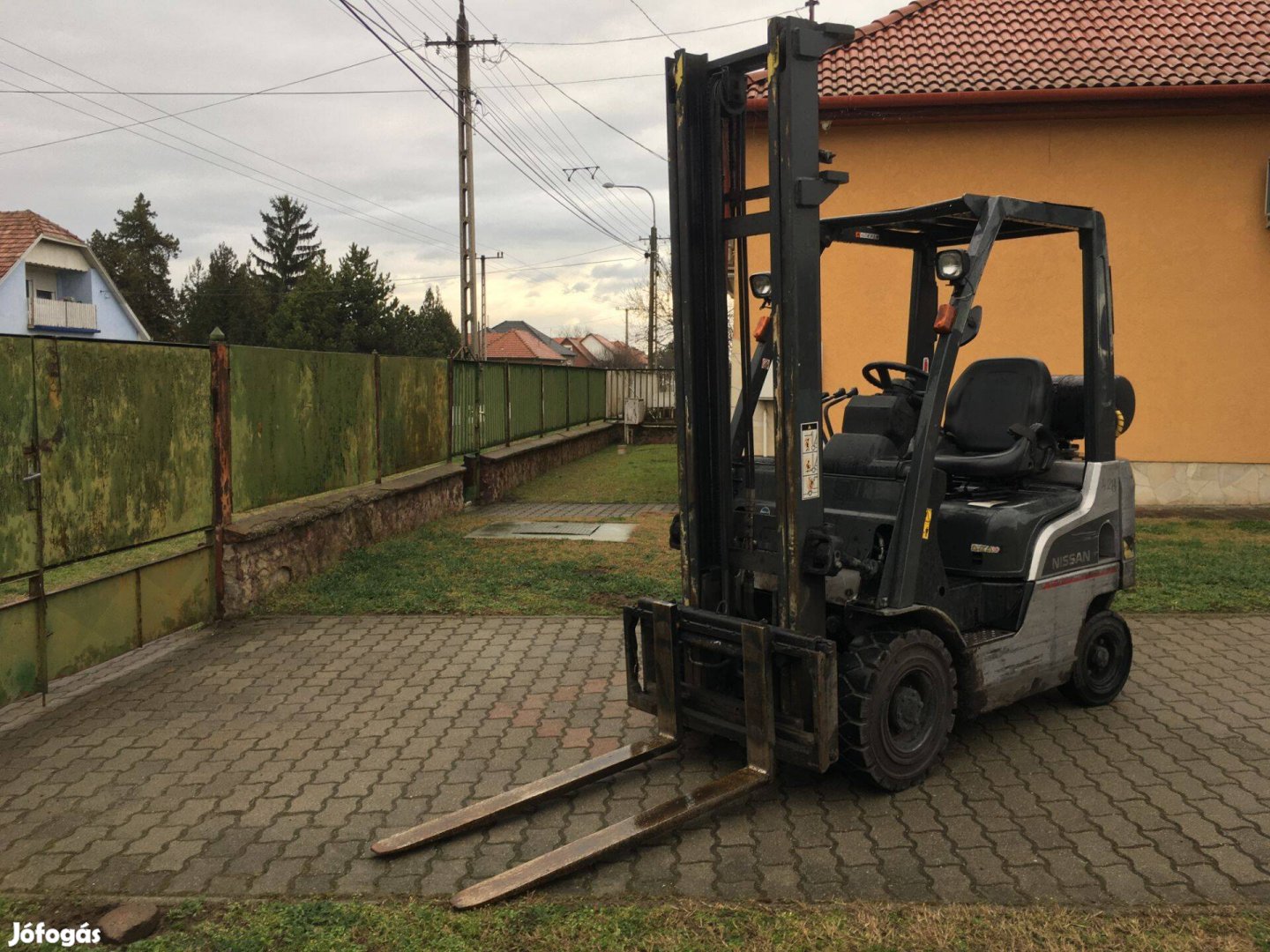 Nissan gázos 1,5 tonnás oldalmozgató villával