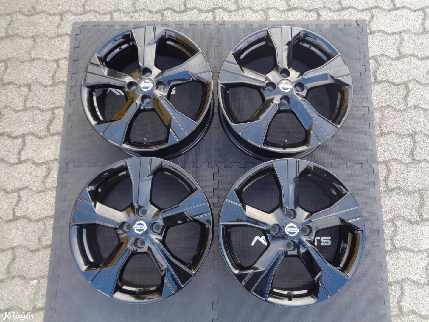 Nissan gyári alufelni 17-es, 4×100-as, szenzorral újszerűen eladó