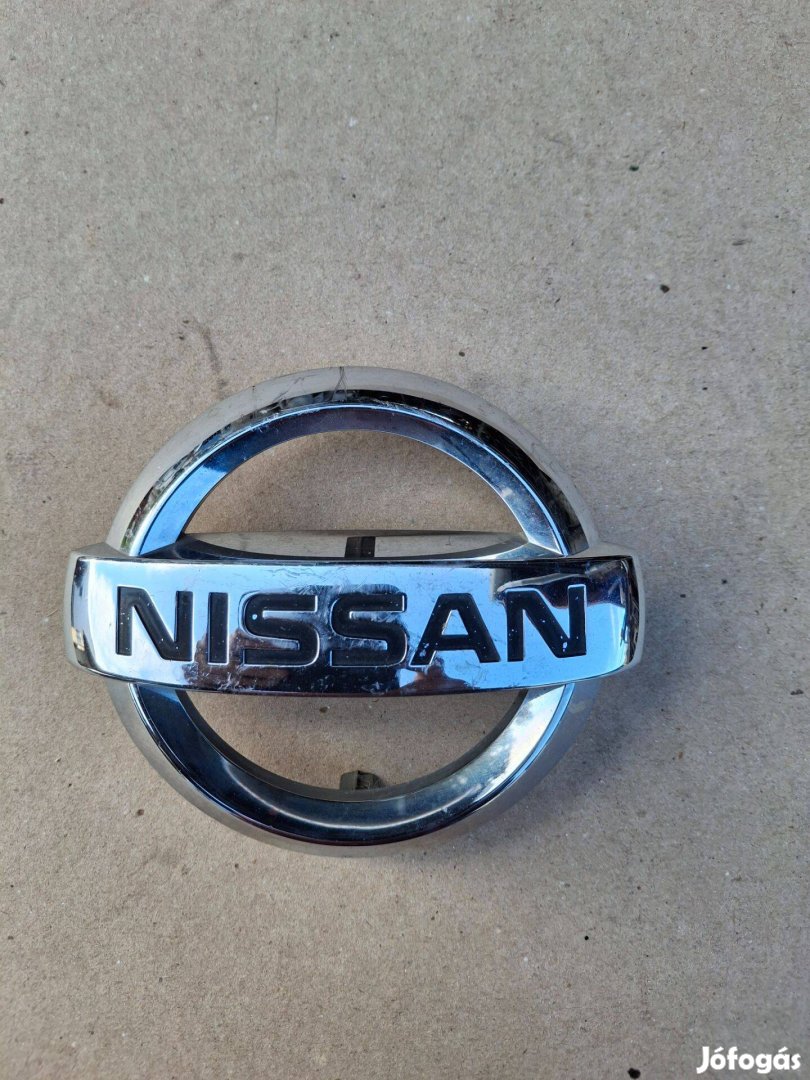Nissan juke f15 első , embléma