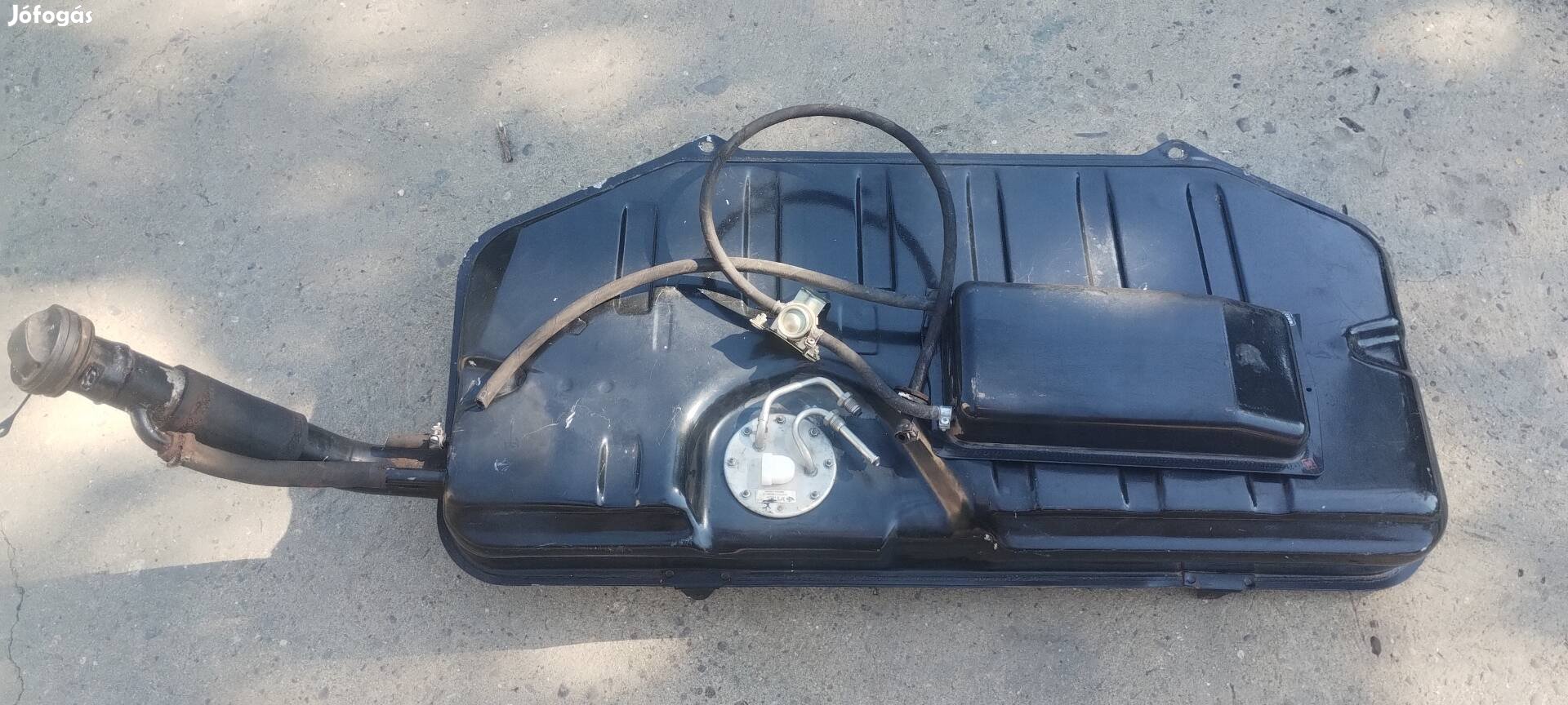 Niva Üzemanyag Tank Absorber tartállyal.