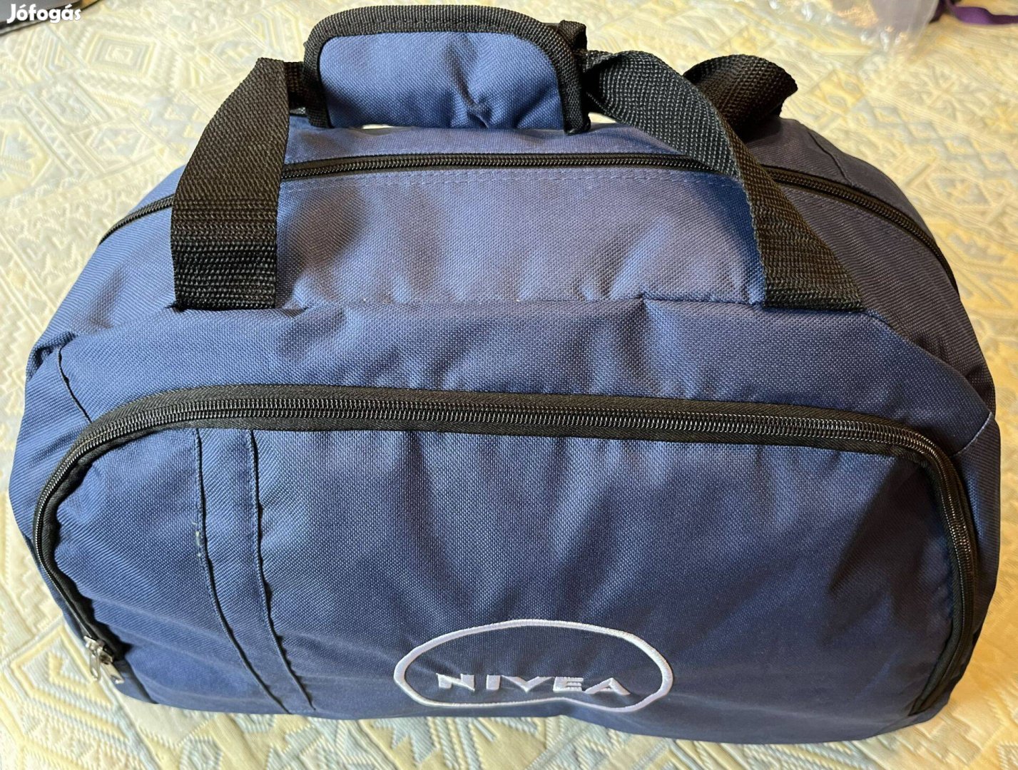 Nivea vállra-akasztható edzőtáska cipőtartóval, két hálós