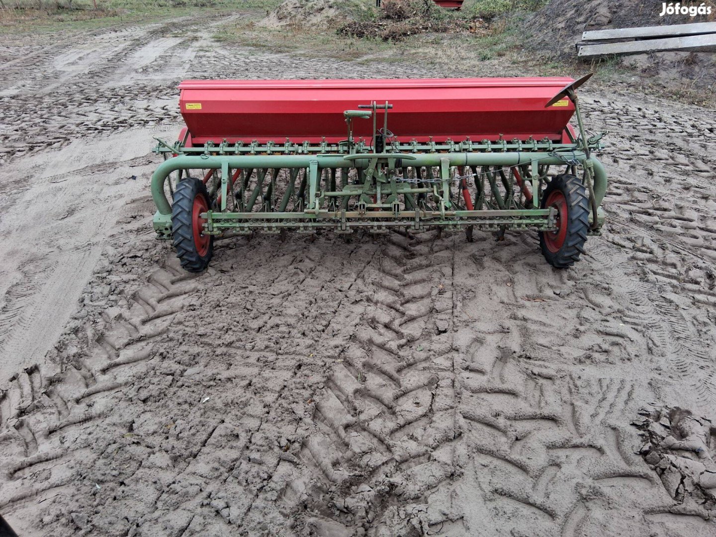 Nodet 3 méteres 25 soros tolókerekes kanalas vetőgép