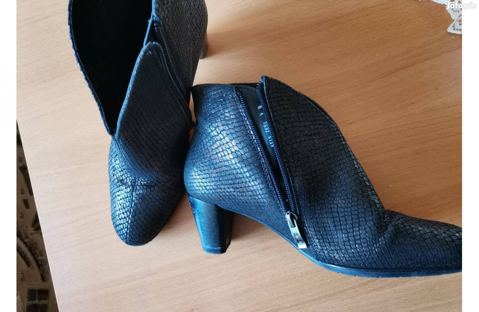 Női 38-as bőr csizna