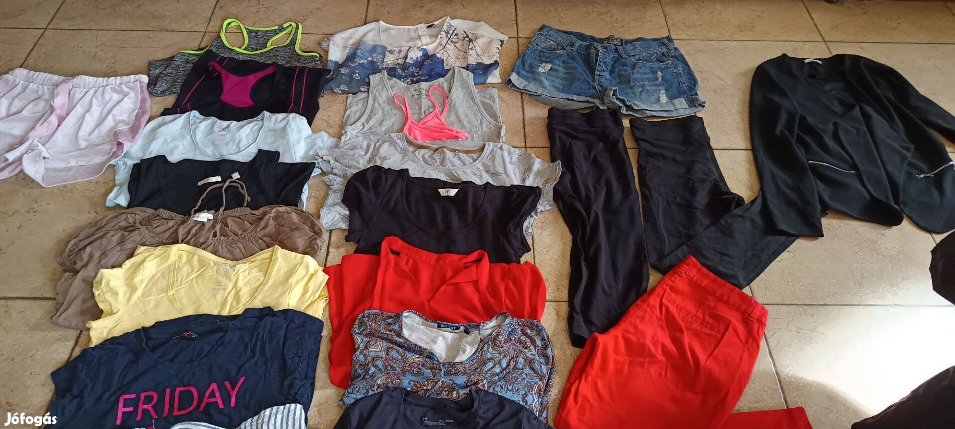 Női M-es 28 db-os ruhacsomag olcsón eladó!