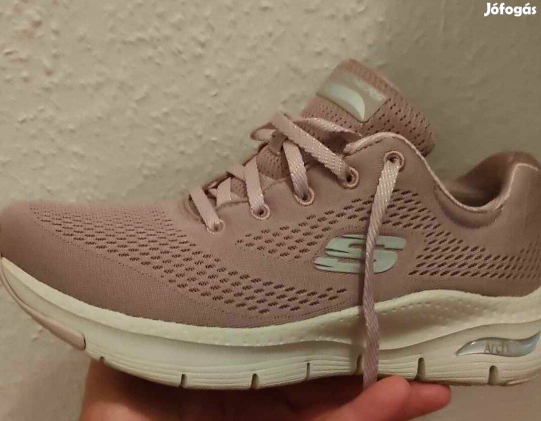 Női Skechers 37