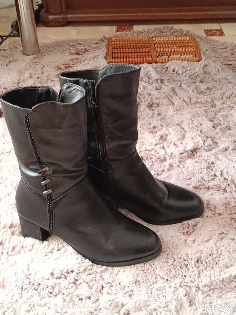 Női, Magasszárú,fűzőszippzáras téli cipő eladó