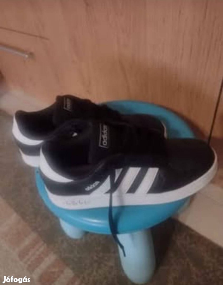 Női, fiú Adidas cipő 37-37,5 méretben újszerű