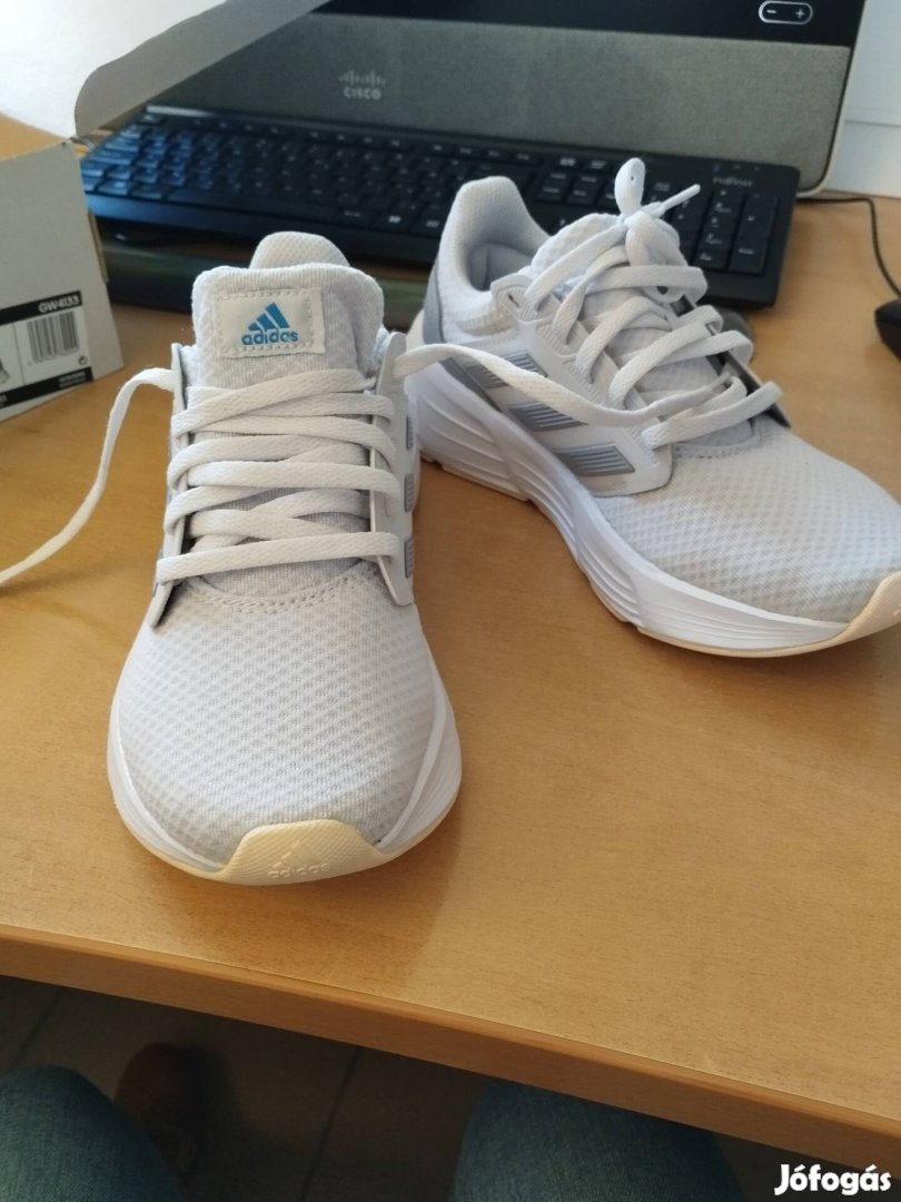 Női adidas cipő 37 1/3-os. Az ár fix!